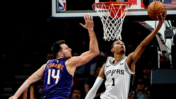 Баскетболист "Сан-Антонио" досрочно завершил матч после удара о паркет