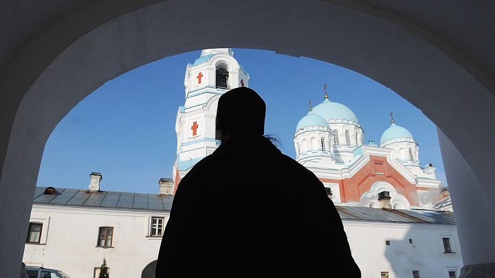Священнослужители навещают пострадавших в результате удара ВСУ по рынку в Токмаке