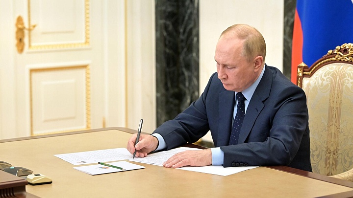 СМИ: Путин предварительно одобрил план финоздоровления "Русгидро"